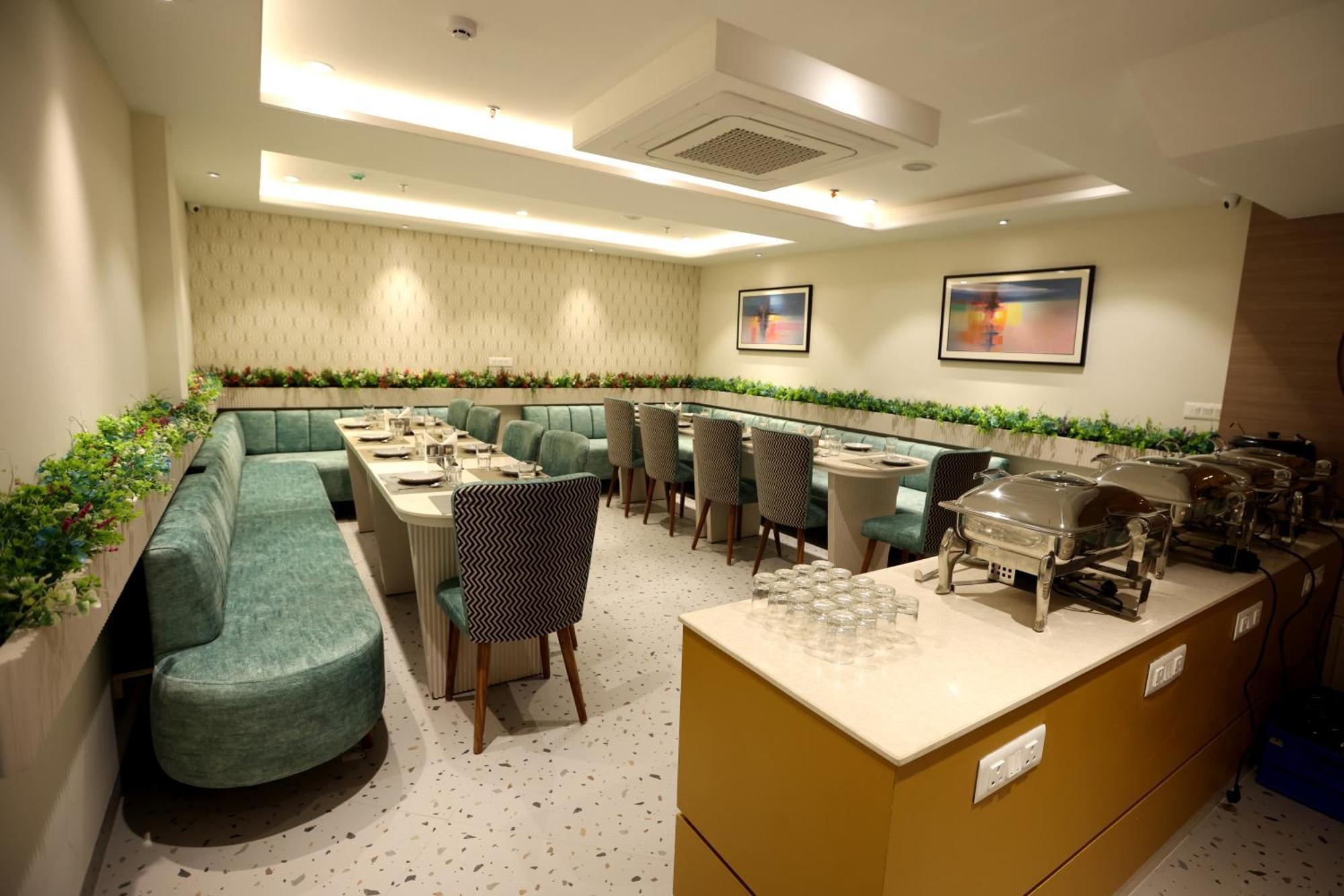 Hiraya Hotels Mohali Exteriör bild