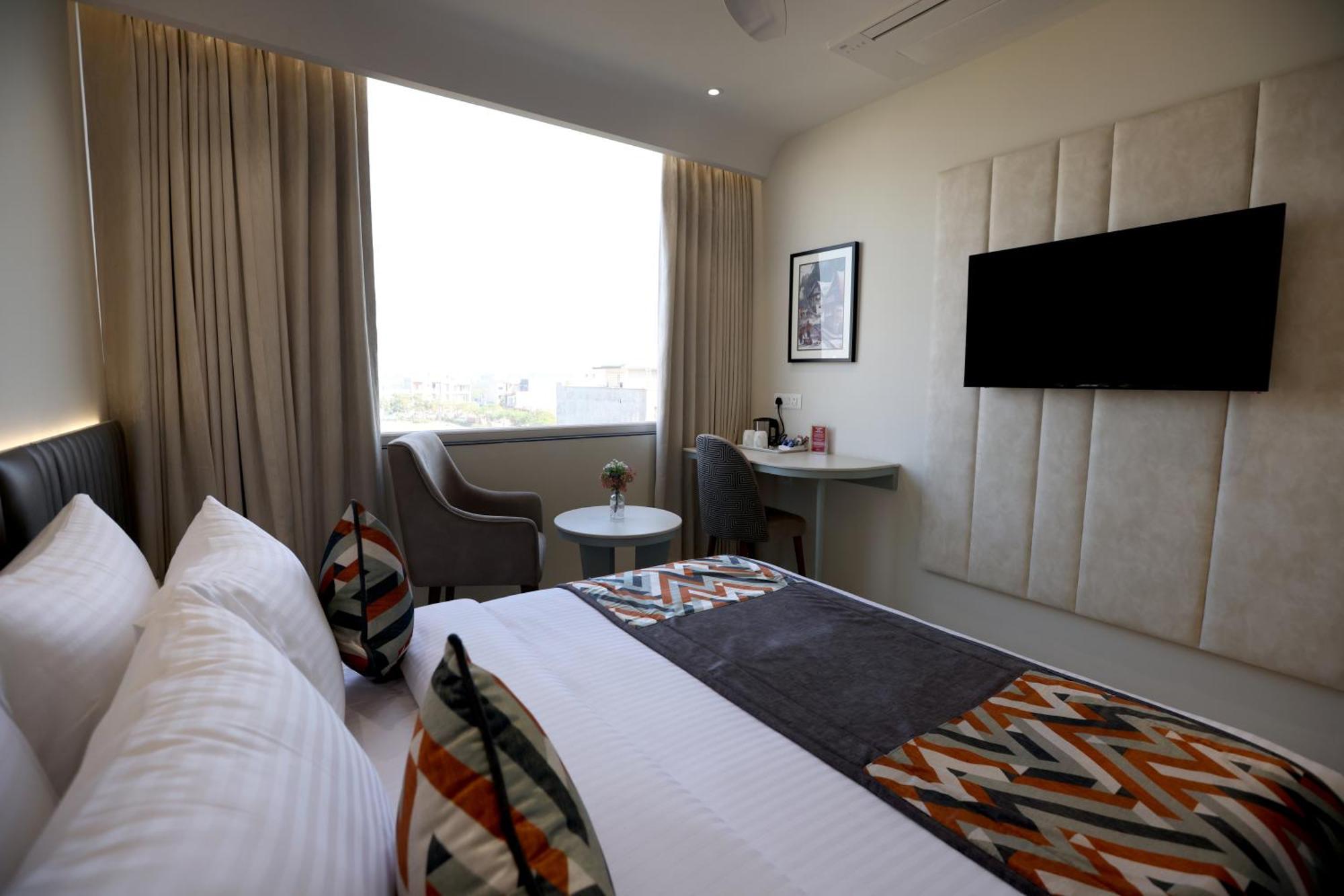 Hiraya Hotels Mohali Exteriör bild