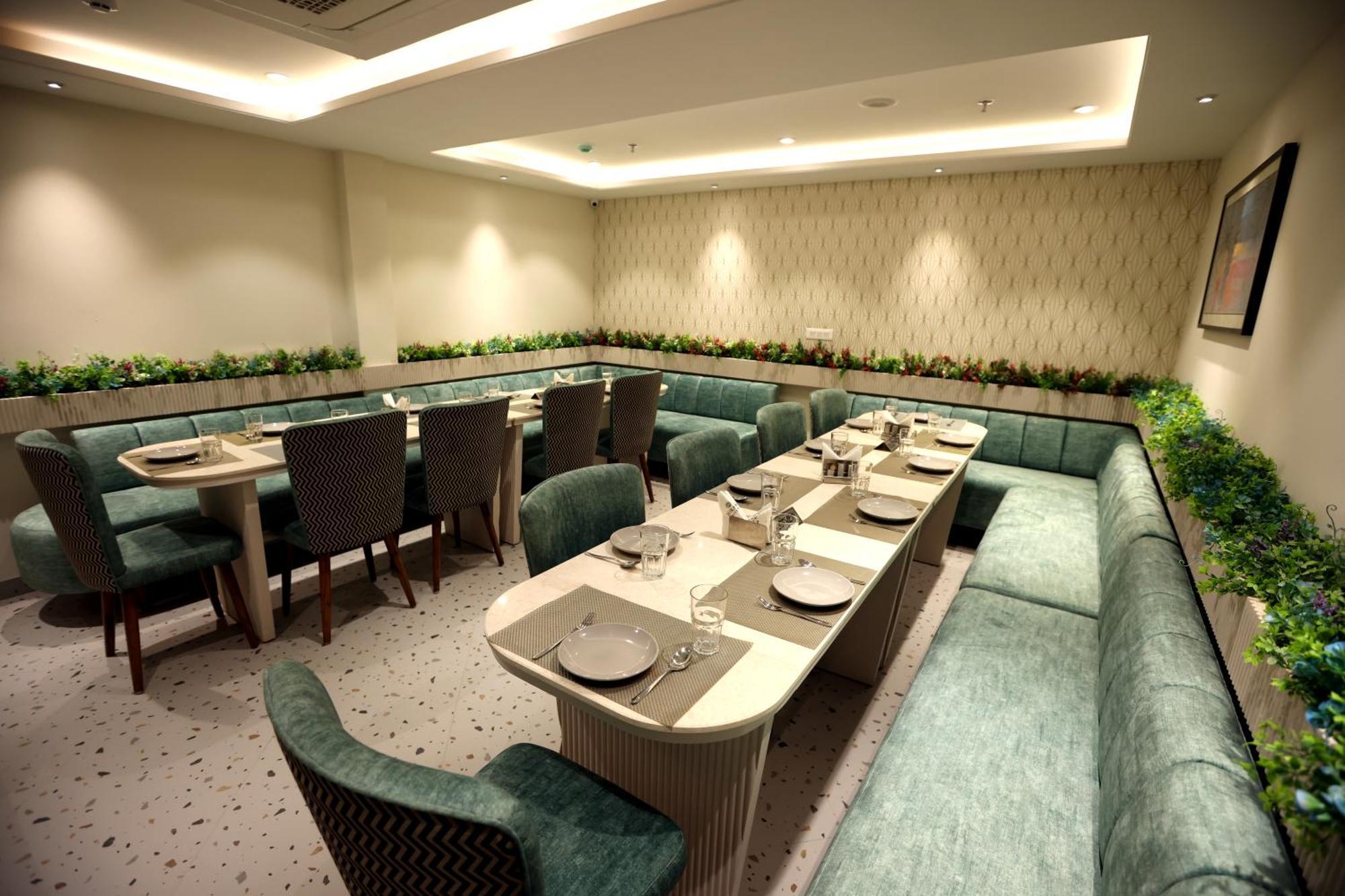 Hiraya Hotels Mohali Exteriör bild