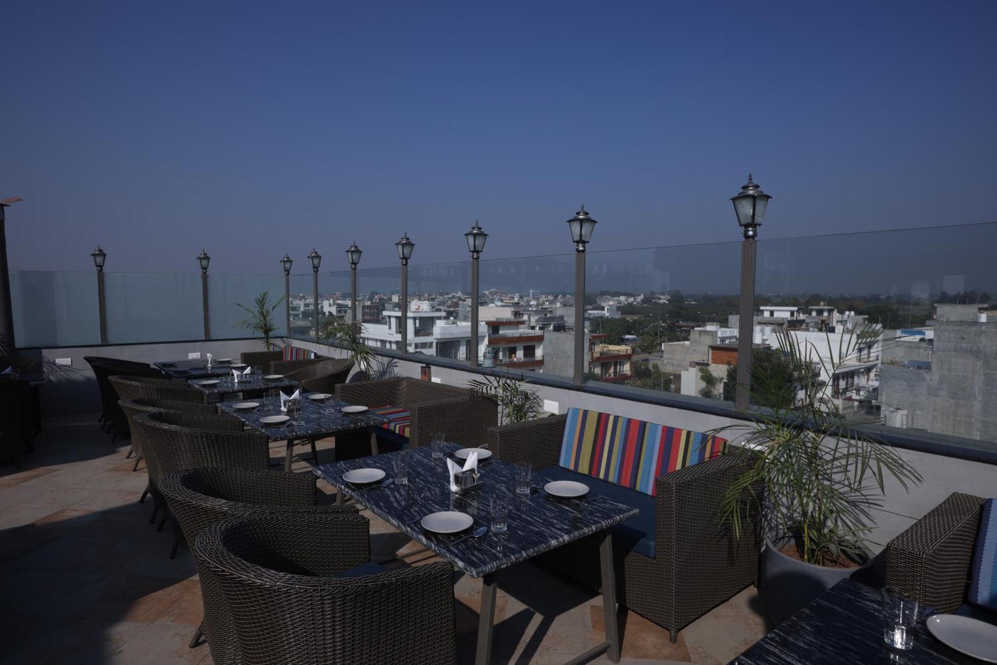 Hiraya Hotels Mohali Exteriör bild