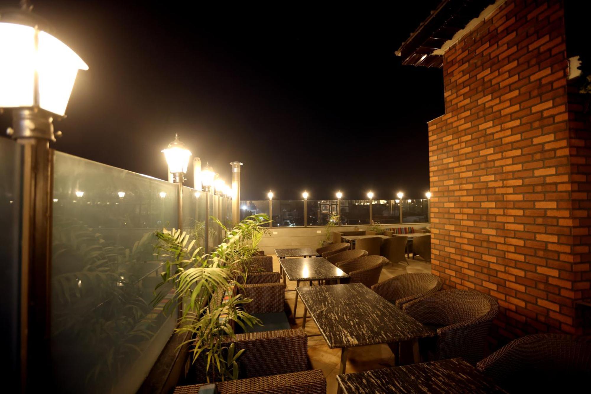 Hiraya Hotels Mohali Exteriör bild